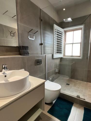 Ванная комната в Hermanus Waterfront Apartment no 17