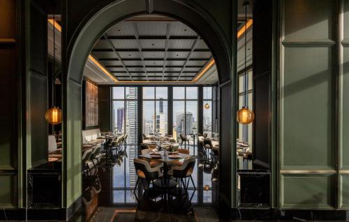 En restaurant eller et andet spisested på Grande Centre Point Surawong Bangkok