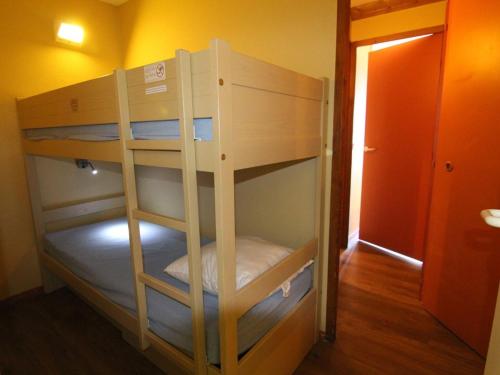 quelques lits superposés dans une chambre dans l'établissement Studio cosy 4 pers à l'Alpe d'Huez – Balcon sud, proche pistes et commerces, animaux acceptés - FR-1-405-152, à L'Alpe-d'Huez