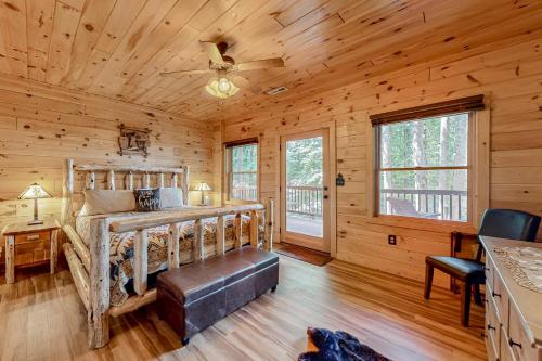 Un dormitorio con una cama en una cabaña de troncos en Ken's Cabin, en Blue Ridge