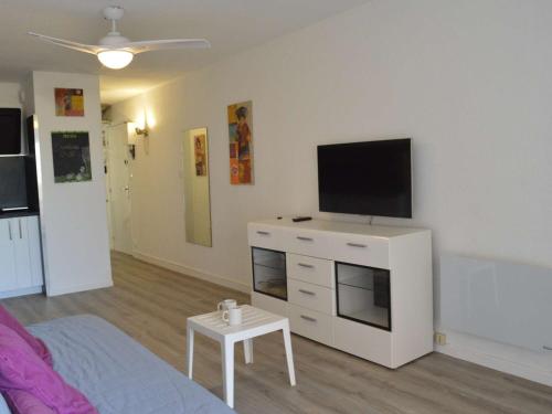 - un salon avec une télévision sur une commode blanche dans l'établissement Studio Cabine, Terrasse, Cap d'Agde - 4 Pers, Proche Plage et Commerces - FR-1-249-255, au Cap d'Agde