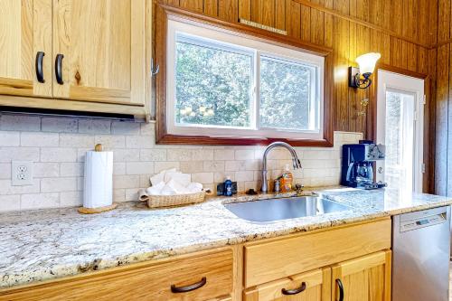 Una cocina o zona de cocina en The B's Nest