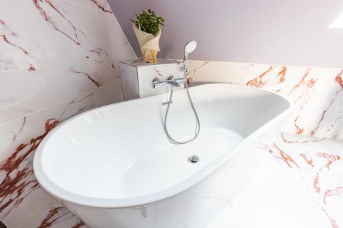 une salle de bain blanche avec des toilettes et un lavabo dans l'établissement La Suite Rubis, à Saint-Aignan