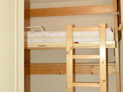 Bunk bed o mga bunk bed sa kuwarto sa Studio Montgenèvre, 1 pièce, 4 personnes - FR-1-266-130