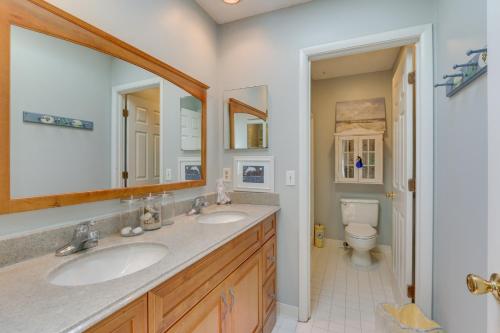 a bathroom with two sinks and a toilet at Bright Hilton Head Cottage with Deck about 2 Mi to Beach in Hilton Head Island