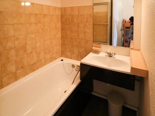 een badkamer met een wit bad en een wastafel bij Studio Montvalezan-La Rosière, 1 pièce, 4 personnes - FR-1-398-557 in Montvalezan