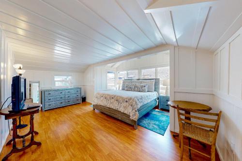 聖克魯茲的住宿－Seabright，一间卧室配有一张床、一张桌子和一台电视。