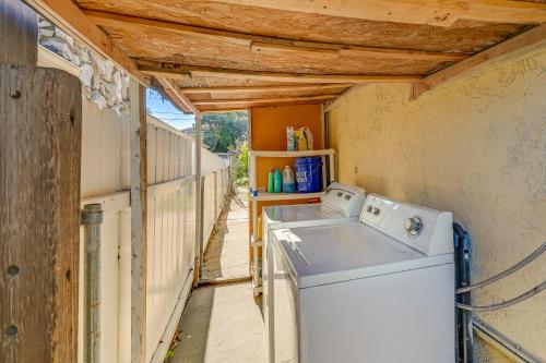 een wasmachine en droger in een huis met een plafond bij Pet-Friendly Vacation Rental 13 Mi to San Diego! in Spring Valley