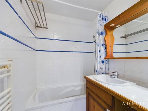 Appartement Montvalezan-La Rosière, 3 pièces, 6 personnes - FR-1-398-579 في Montvalezan: حمام مع حوض أبيض ومغسلة