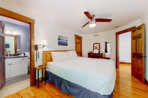 a bedroom with a white bed and a kitchen at Mountain Cascade in Hague