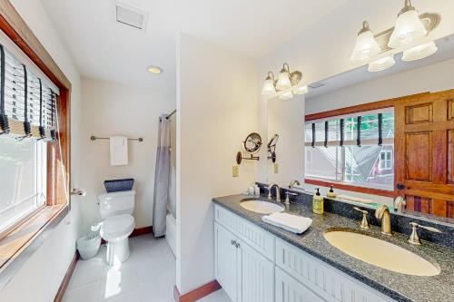 a bathroom with two sinks and a toilet at Mountain Cascade in Hague