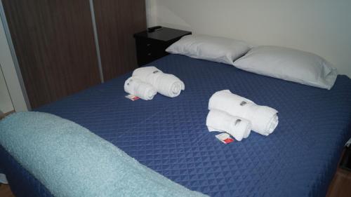 two rolls of paper towels on a bed at Technologic Apart in San Miguel de Tucumán