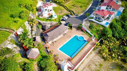 una vista aérea de una casa con piscina en Refugio Sova, en Jama