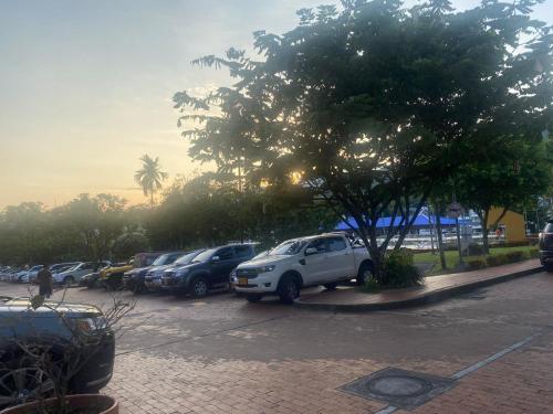 um grupo de carros estacionados num parque de estacionamento em CASA LUXURY em Villavicencio