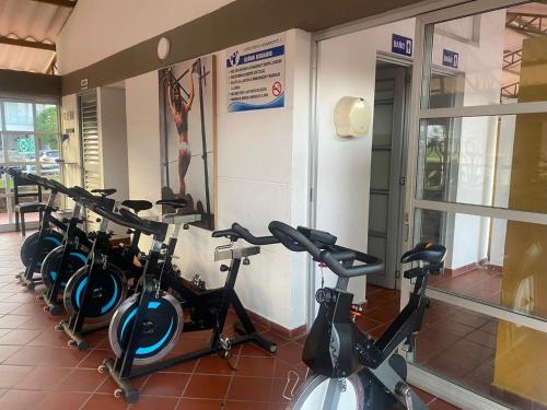 uma fila de bicicletas de exercício estacionadas num ginásio em CASA LUXURY em Villavicencio