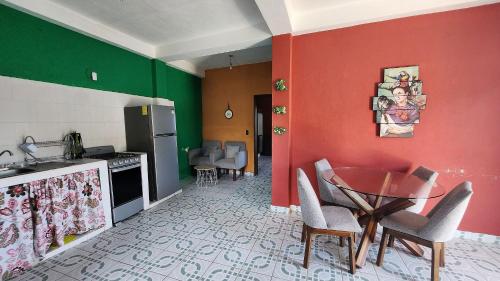 een keuken met een tafel en stoelen in een kamer bij Villa frente al mar en Yelapa para 4 personas in Yelapa