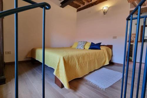 a bedroom with a bed in a room at Casa Laura: Toscana per sempre! in Cinigiano