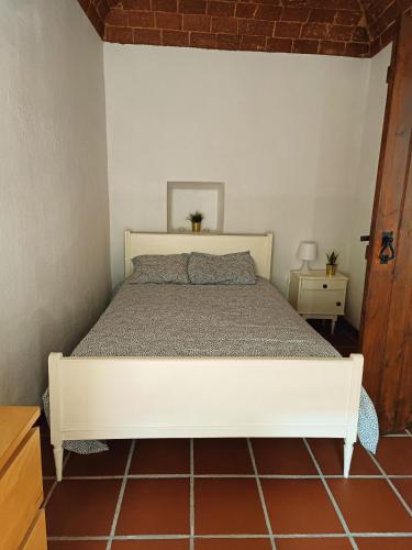 a bedroom with a white bed in a room at Clã´Destino in Casa Branca