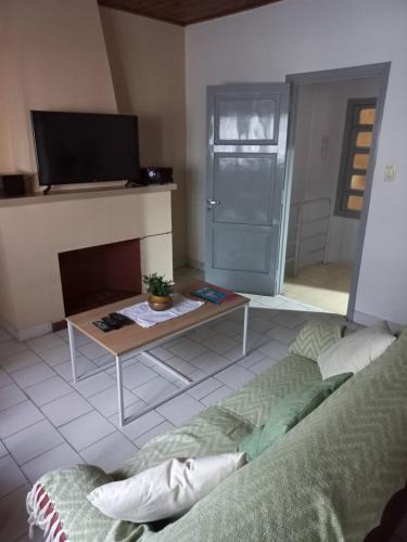 sala de estar con cama y mesa con TV en Departamento amplio - Mendoza Centro en Mendoza