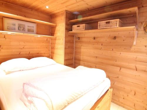 une chambre avec deux lits dans une cabane en bois dans l'établissement Appartement cosy 2 pièces, 6 pers, balcon sud, Alpe d'Huez, proche remontées mécaniques et commerces - FR-1-405-162, à Huez