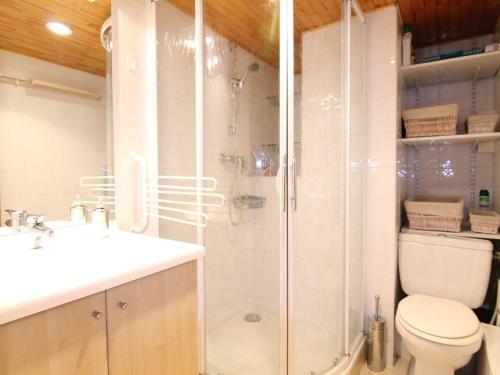 une salle de bain avec une douche, des toilettes et un lavabo dans l'établissement Appartement cosy 2 pièces, 6 pers, balcon sud, Alpe d'Huez, proche remontées mécaniques et commerces - FR-1-405-162, à Huez