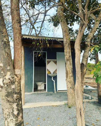 una casa azul con un inodoro dentro de ella en Camping e Balneário Rio dos Bugres, en Porcas
