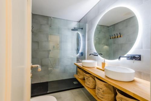 La salle de bains est pourvue de 2 lavabos et d'un miroir. dans l'établissement Alfamar Apartment at Praia da Falesia, à Albufeira