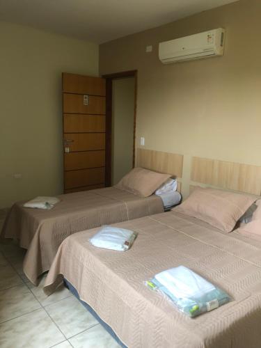 duas camas sentadas uma ao lado da outra num quarto em Attriun Hotel em Guarulhos