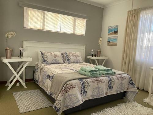 1 dormitorio con 1 cama con toallas en 57 On Wellington Accommodation, en Colchester