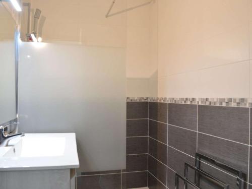 une salle de bain avec un lavabo et une douche dans l'établissement Appartement rénové, climatisé à 200m de la plage avec balcon et parking privé - FR-1-229D-12, à Fleury