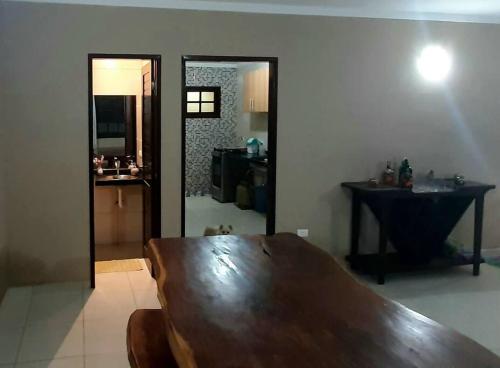 格雷夫森德的住宿－Casa em Gravatá com Piscina 2024，客厅配有木凳和水槽