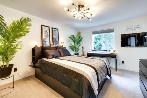 - une chambre avec un lit et une plante en pot dans l'établissement Lynwood Vacation Rental with Outdoor Living Galore!, à Lynnwood
