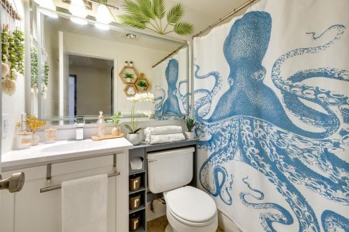La salle de bains est pourvue d'une fresque murale représentant une pieuvre bleue. dans l'établissement Lynwood Vacation Rental with Outdoor Living Galore!, à Lynnwood