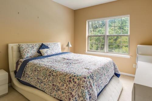 1 dormitorio con cama y ventana en Centrally Located Harleysville Home with Pool, en Harleysville