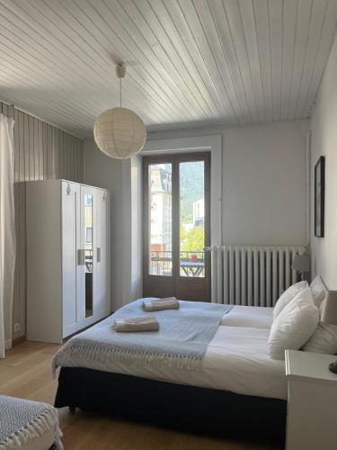 a bedroom with a large bed and a window at Appartement Alexandra in Chamonix-Mont-Blanc