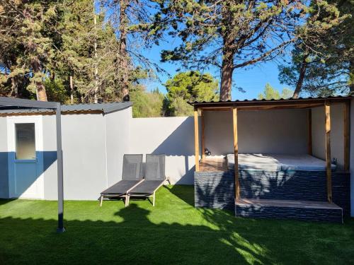 una cama en un cenador en un patio en Appartement Jacuzzi, en Narbona