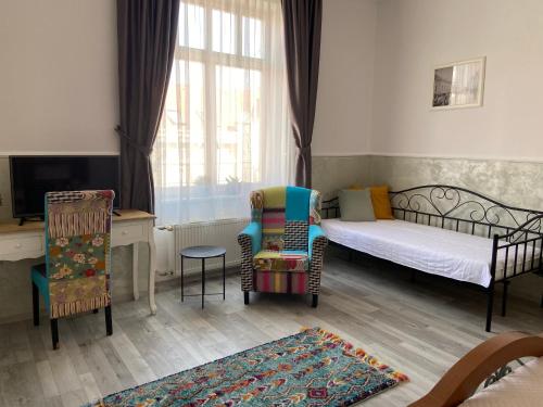 Schlafzimmer mit einem Bett, einem Schreibtisch und einem Stuhl in der Unterkunft Penzión Bihari in Dunajská Streda
