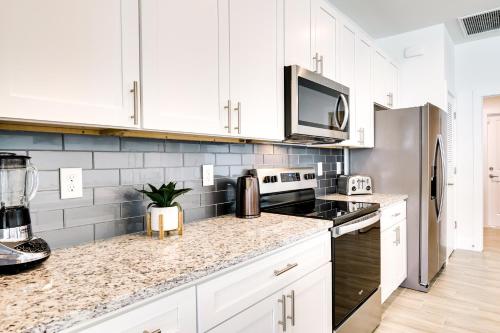 Η κουζίνα ή μικρή κουζίνα στο Comfy Lehigh Acres Getaway with Yard and Fireplace