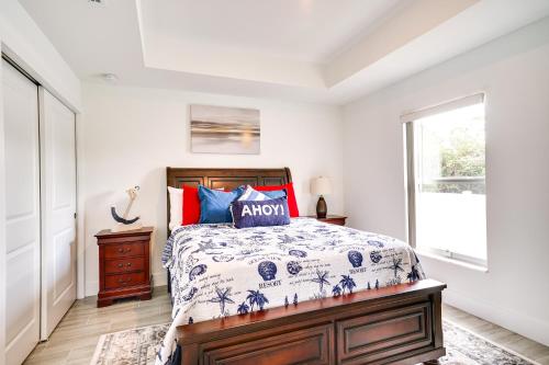 Ένα ή περισσότερα κρεβάτια σε δωμάτιο στο Comfy Lehigh Acres Getaway with Yard and Fireplace