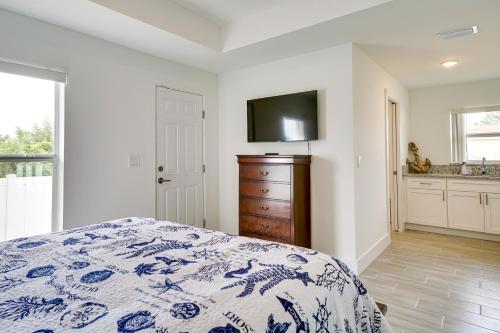 Ένα ή περισσότερα κρεβάτια σε δωμάτιο στο Comfy Lehigh Acres Getaway with Yard and Fireplace