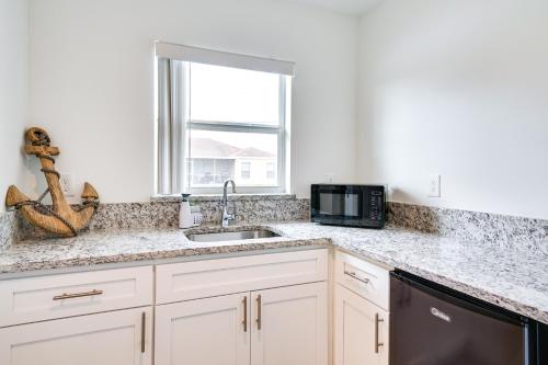 Η κουζίνα ή μικρή κουζίνα στο Comfy Lehigh Acres Getaway with Yard and Fireplace