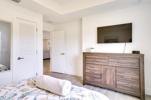 Ένα ή περισσότερα κρεβάτια σε δωμάτιο στο Comfy Lehigh Acres Getaway with Yard and Fireplace