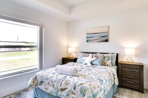 Ένα ή περισσότερα κρεβάτια σε δωμάτιο στο Comfy Lehigh Acres Getaway with Yard and Fireplace