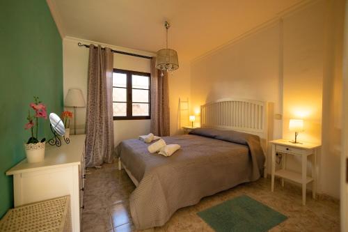 een slaapkamer met een bed met twee handdoeken erop bij Casa Lulu in Agaete