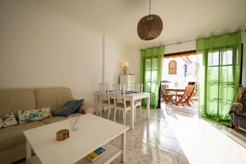 een woonkamer met een bank en een tafel bij Casa Lulu in Agaete