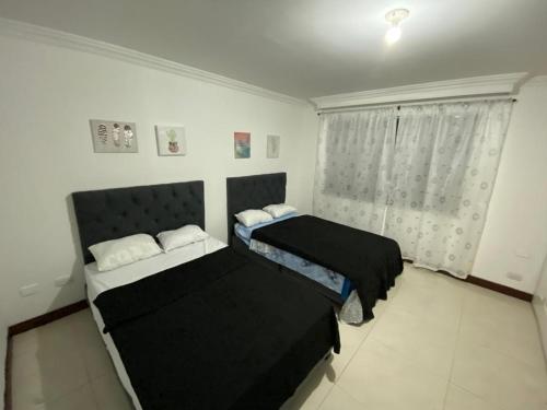 En eller flere senge i et værelse på apartamento poblado