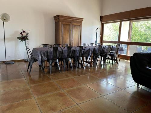 Photo de la galerie de l'établissement Villa d'architecte 200m² avec piscine privative, terrain 2800m², proche Loire, idéale familles - FR-1-496-35, à Pommiers-en-Forez