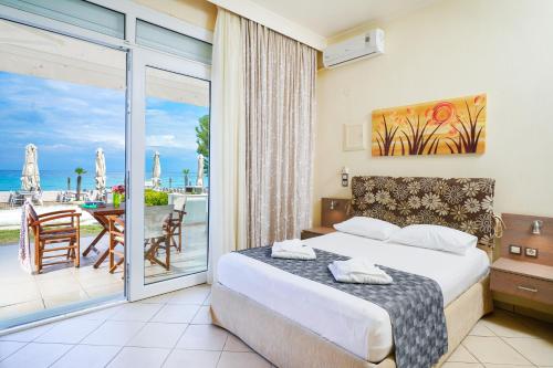 Postel nebo postele na pokoji v ubytování Endless Blue Sea Resort