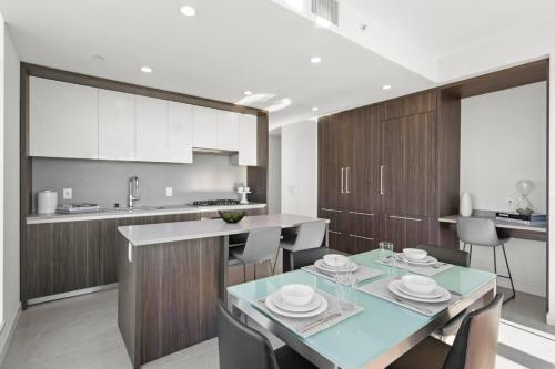 a kitchen and dining room with a table and chairs at Level Los Angeles - Downtown Flower in Los Angeles
