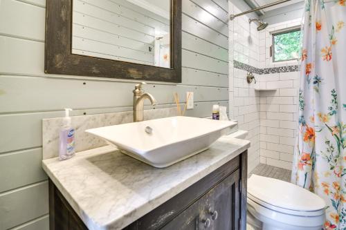 uma casa de banho com um lavatório e um WC em Beautiful Chalet about 5 Miles to Attitash Mountain em Glen
